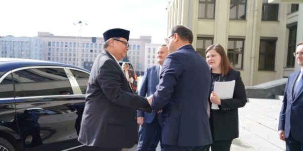 Menteri Koordinator Bidang Perekonomian Airlangga Hartarto bersama Perdana Menteri Republik Belarus Alexander Turchin di Minsk Belarus Jumat Mei (Foto Dok Kemenko Perekonomian)