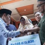 Menteri Koordinator Pemberdayaan Masyarakat Muhaimin Iskandar mengunjungi keluarga salah satu korban tabrakan kereta api di Bekasi Nur Aini (Foto Instagram Cak Imin)