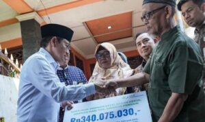 Menteri Koordinator Pemberdayaan Masyarakat Muhaimin Iskandar mengunjungi keluarga salah satu korban tabrakan kereta api di Bekasi Nur Aini (Foto Instagram Cak Imin)
