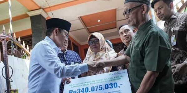 Menteri Koordinator Pemberdayaan Masyarakat Muhaimin Iskandar mengunjungi keluarga salah satu korban tabrakan kereta api di Bekasi Nur Aini (Foto Instagram Cak Imin)