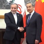 Menteri Luar Negeri Iran Abbas Araghchi dan Menlu China Wang Yi bertemu di Beijing pada Rabu Mei (Tangkapan layar RMOL dari siaran YouTube DRM)