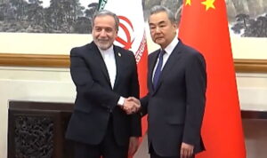 Menteri Luar Negeri Iran Abbas Araghchi dan Menlu China Wang Yi bertemu di Beijing pada Rabu Mei (Tangkapan layar RMOL dari siaran YouTube DRM) Menteri Luar Negeri Iran Abbas Araghchi dan Menlu China Wang Yi bertemu di Beijing pada Rabu Mei (Tangkapan layar RMOL dari siaran YouTube DRM)