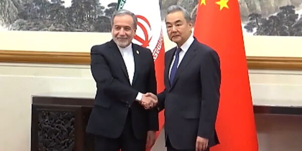 Menteri Luar Negeri Iran Abbas Araghchi dan Menlu China Wang Yi bertemu di Beijing pada Rabu Mei (Tangkapan layar RMOL dari siaran YouTube DRM)