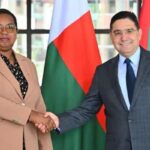 Menteri Luar Negeri Kerja Sama Afrika dan Warga Maroko di Luar Negeri Nasser Bourita dan Menteri Luar Negeri Republik Madagaskar Alice N’Diaye (Foto Kerajaan Maroko)