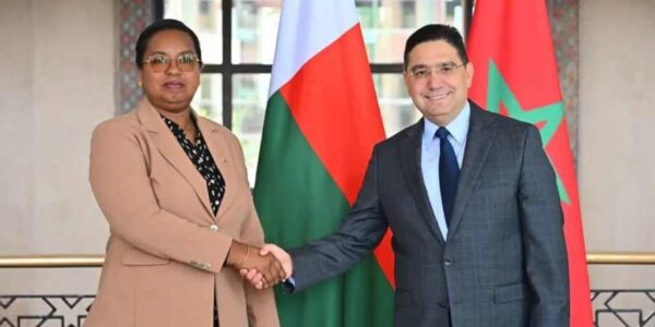 Menteri Luar Negeri Kerja Sama Afrika dan Warga Maroko di Luar Negeri Nasser Bourita dan Menteri Luar Negeri Republik Madagaskar Alice N’Diaye (Foto Kerajaan Maroko)