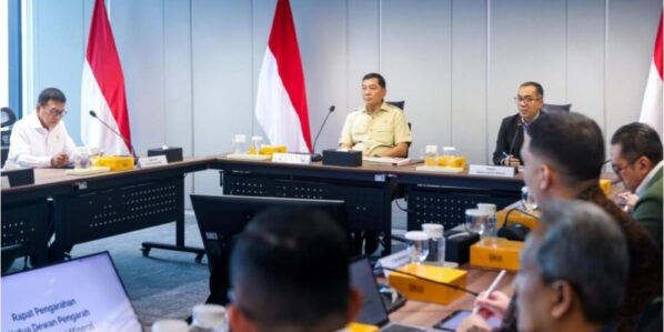 Menteri Pertahanan RI Sjafrie Sjamsoeddin bersama Badan Industri Mineral (BIM) saat menggelar rapat di Kantor BP BUMN Jakarta Pusat pada Selasa Mei (Foto Akun IG @sjafrie sjamsoeddin)