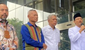 Menteri Sosial Saifullah Yusuf atau Gus (Kanan) usai pertemuan jajaran dengan Pimpinan Komisi Pemberantasan Korupsi (KPK) Jumat Mei