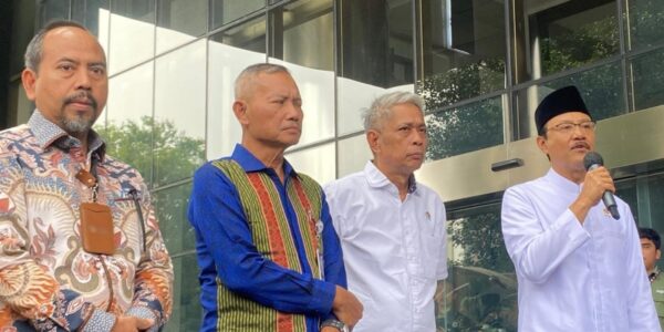 Menteri Sosial Saifullah Yusuf atau Gus (Kanan) usai pertemuan jajaran dengan Pimpinan Komisi Pemberantasan Korupsi (KPK) Jumat Mei
