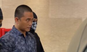 Oknum mantan anggota Brimob Bripka Dedy Wiratama tiba di Bareskrim Polri Jakarta Jumat Juni