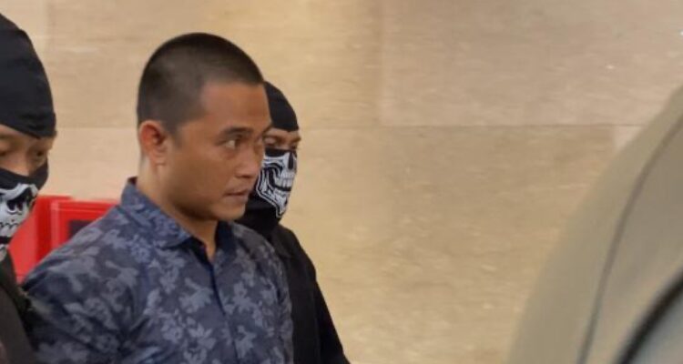 Oknum mantan anggota Brimob Bripka Dedy Wiratama tiba di Bareskrim Polri Jakarta Jumat Juni