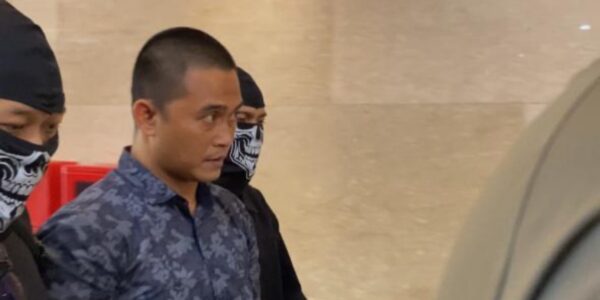 Oknum mantan anggota Brimob Bripka Dedy Wiratama tiba di Bareskrim Polri Jakarta Jumat Juni