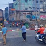 Palang pintu sementara telah dipasang di perlintasan sebidang JPL yang berlokasi di Jalan Ampera dekat Stasiun Bekasi Timur pada Rabu April (Foto Humas KAI)