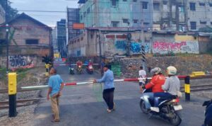 Palang pintu sementara telah dipasang di perlintasan sebidang JPL yang berlokasi di Jalan Ampera dekat Stasiun Bekasi Timur pada Rabu April (Foto Humas KAI)