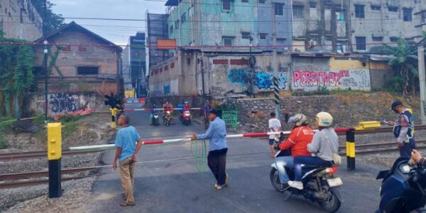 Palang pintu sementara telah dipasang di perlintasan sebidang JPL yang berlokasi di Jalan Ampera dekat Stasiun Bekasi Timur pada Rabu April (Foto Humas KAI)