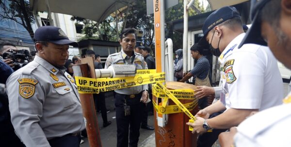 Pansus Tata Kelola Parkir bersama UP Perparkiran usai menyegel area parkir ilegal di kawasan Blok M Square Jakarta Selatan (Foto DPRD DKI)