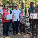Parji menerima bantuan usai kebakaran di rumah tinggalnya (Foto Istimewa)