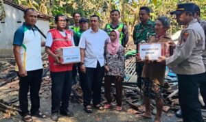 Parji menerima bantuan usai kebakaran di rumah tinggalnya (Foto Istimewa)