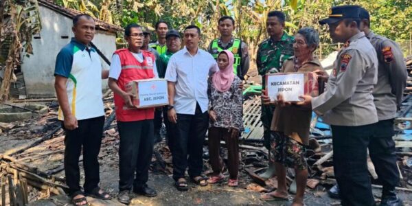 Parji menerima bantuan usai kebakaran di rumah tinggalnya (Foto Istimewa)