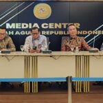 Pejabat MA dan KPK saat konferensi pers di media center MA