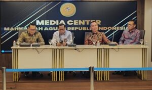 Pejabat MA dan KPK saat konferensi pers di media center MA