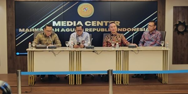 Pejabat MA dan KPK saat konferensi pers di media center MA