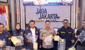 Polda Metro Jaya mengamankan barang bukti dari orang yang ditangkap dalam pengamanan aksi May Day (Foto Dok Humas Polda Metro Jaya)