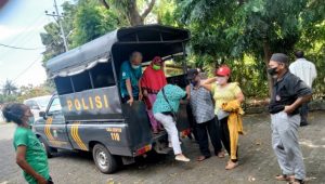 Serbuan Mobil Patroli, Polsek Ranowulu “Culik” Warga untuk Divaksin COVID-19