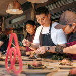 Potret Chef Arnold Poernomo dalam agenda“Culture & Culinary Trail Luncheon” yang diselenggarakan Airbnb di Bali(Dokumentasi Airbnb)