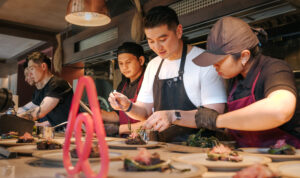 Airbnb Ungkap Tren Baru! Wisatawan Kini Jelajahi Indonesia Lewat Kuliner Lokal Potret Chef Arnold Poernomo dalam agenda“Culture & Culinary Trail Luncheon” yang diselenggarakan Airbnb di Bali(Dokumentasi Airbnb)