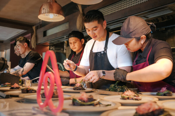 Potret Chef Arnold Poernomo dalam agenda“Culture & Culinary Trail Luncheon” yang diselenggarakan Airbnb di Bali(Dokumentasi Airbnb)