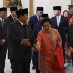 Presiden Prabowo Subianto dan Presiden ke RI Megawati Soekanroputri bergandengan tangan di Istana Negara Senin Juni (Foto YouTube Setpres)