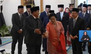 Presiden Prabowo Subianto dan Presiden ke RI Megawati Soekanroputri bergandengan tangan di Istana Negara Senin Juni (Foto YouTube Setpres) Presiden Prabowo Subianto dan Presiden ke RI Megawati Soekanroputri bergandengan tangan di Istana Negara Senin Juni (Foto YouTube Setpres)