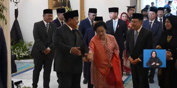 Presiden Prabowo Subianto dan Presiden ke RI Megawati Soekanroputri bergandengan tangan di Istana Negara Senin Juni (Foto YouTube Setpres)