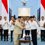 Presiden Prabowo Subianto menerima buku dari Komisi Reformasi Polri di Istana Merdeka Jakarta Selasa Mei (Foto Biro Pers Sekretariat Presiden)