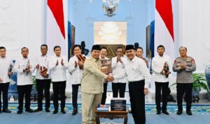 Presiden Prabowo Subianto menerima buku dari Komisi Reformasi Polri di Istana Merdeka Jakarta Selasa Mei (Foto Biro Pers Sekretariat Presiden) Presiden Prabowo Subianto menerima buku dari Komisi Reformasi Polri di Istana Merdeka Jakarta Selasa Mei (Foto Biro Pers Sekretariat Presiden)
