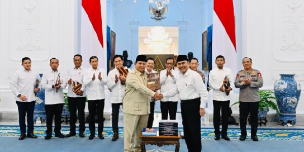 Presiden Prabowo Subianto menerima buku dari Komisi Reformasi Polri di Istana Merdeka Jakarta Selasa Mei (Foto Biro Pers Sekretariat Presiden)
