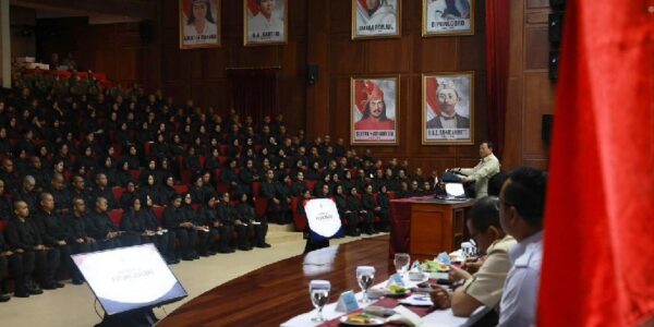 Presiden Prabowo Subianto menyampaikan pidato di hadapan peserta Presidential Future Leaders Program di Hambalang Bogor Minggu Mei (Foto Instagram)