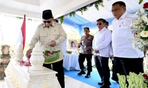 Presiden Prabowo Subianto meresmikan Museum Marsinah dan berziarah ke makam aktivis buruh tersebut (Foto Setpres) Presiden Prabowo Subianto meresmikan Museum Marsinah dan berziarah ke makam aktivis buruh tersebut (Foto Setpres)