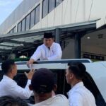 Presiden RI Prabowo Subianto membagikan amplop THR di Masjid Istiqlal Jakarta pada Jumat Juni