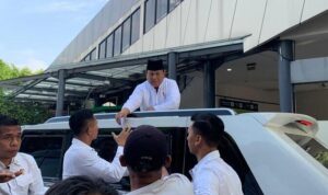 Presiden RI Prabowo Subianto membagikan amplop THR di Masjid Istiqlal Jakarta pada Jumat Juni