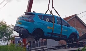 Proses evakuasi Taksi Green SM yang mengalami kecelakaan dengan KRL di lintasan sebidang Ampera Bekasi Timur Kota Bekasi