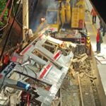 Proses pemotongan badan KRL di Stasiun Bekasi Timur