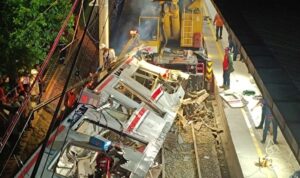 Proses pemotongan badan KRL di Stasiun Bekasi Timur