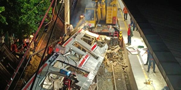 Proses pemotongan badan KRL di Stasiun Bekasi Timur