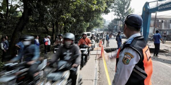 Rekayasa Lalin Diberlakukan di Jalan Raya Lenteng Agung (Foto Berita Jakarta)