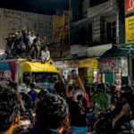 Ribuan pendukung Persib Bandung yang dikenal dengan sebutan Bobotoh memenuhi Jalan Jenderal Sudirman Pasar Jumat Purwakarta Minggu malam Mei