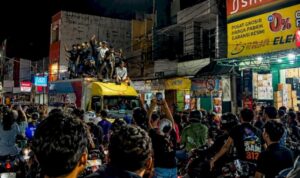 Ribuan pendukung Persib Bandung yang dikenal dengan sebutan Bobotoh memenuhi Jalan Jenderal Sudirman Pasar Jumat Purwakarta Minggu malam Mei