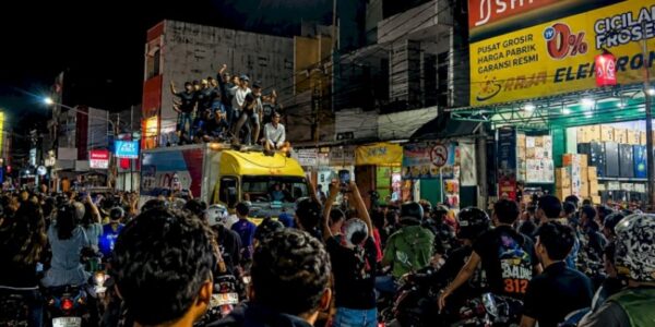 Ribuan pendukung Persib Bandung yang dikenal dengan sebutan Bobotoh memenuhi Jalan Jenderal Sudirman Pasar Jumat Purwakarta Minggu malam Mei