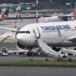 Sebuah pesawat Airbus milik Turkish Airlines terparkir di Bandara Internasional Tribhuvan setelah terjadi kebakaran kecil saat mendarat di Kathmandu Nepal Mei (Foto Reuters)