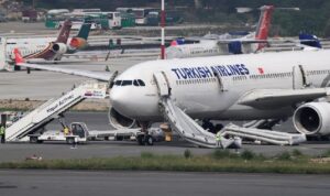Sebuah pesawat Airbus milik Turkish Airlines terparkir di Bandara Internasional Tribhuvan setelah terjadi kebakaran kecil saat mendarat di Kathmandu Nepal Mei (Foto Reuters) Sebuah pesawat Airbus milik Turkish Airlines terparkir di Bandara Internasional Tribhuvan setelah terjadi kebakaran kecil saat mendarat di Kathmandu Nepal Mei (Foto Reuters)